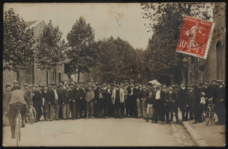 s.t, Boulogne-Billancourt . - ouvriers des usines RenaultGroupe d'ouvriers des usines Renault parmis eux quelques enfants et cyclistes.