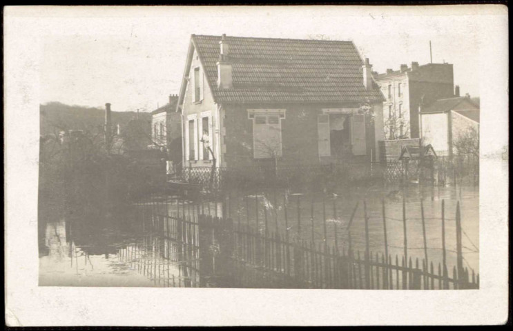 (sans titre), Boulogne-Billancourt - impasse Bellevue . - Crue de la Seine, janvier 1910Inondation de la Seine, janvier 1910. Vue latérale d'un pavillon situé au 9 impasse Bellevue