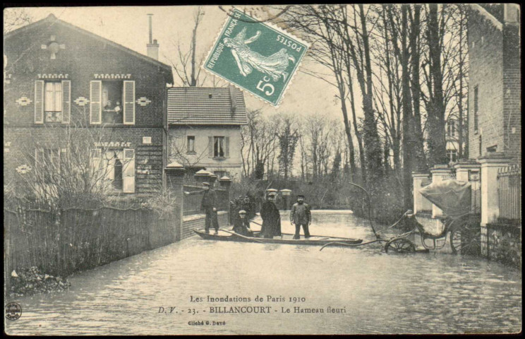 Les inondations de Paris 1910 - 23 - Billancourt - Le Hameau Fleuri, Boulogne-Billancourt. le Hameau Fleuri . - Crue de la Seine, janvier 1910 - Vue sur l'ancien quartier du Hameau Fleuri inondé. Au centre, une embarcation avec 4 personnes à bord. A gauche, à une fenêtre de l'étage, 2 personnes regardent dehors. A droite, une remorque.