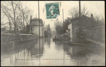 Boulogne-Biilancourt - Inondations de Janvier 1910 - La rue de Buzenval, Boulogne-Billancourt. rue Anna Jacquin . - Crue de la Seine, janvier 1910Vue sur la rue Anna Jacquin inondée. Une embarcation transporte deux personnes, une autre attend près d'un passerelle de fortune.