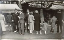 (sans titre), Boulogne-Billancourt . - Braderie commerciale - Scène de rue lors de la Braderie Commerciale. On peut voir les commerces ZEP Café Restaurant et une boutique de musique au n°132. A gauche, présence d'André Morizet.