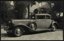 s.t., Renault . - formulaire de demande de documentationAu centre, une photographie de l'automobile Renault [Reinastella RM2 Beline, 1933]