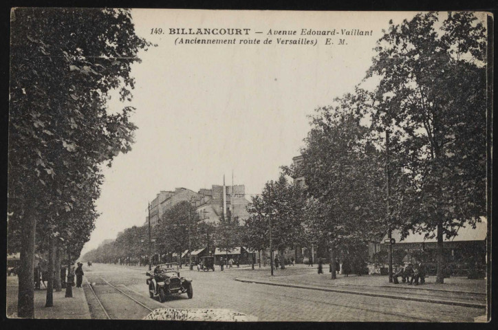 149 - Billancourt - Avenue Edouard-Vaillant (Anciennement route de Versailles), Boulogne-Billancourt . avenue du Général Leclerc, avenue Edouard Vaillant . - perspectiveVue sur la place Marcel Sembat et l'avenue du Général Leclerc depuis l'avenue Edouard Vaillant.A droite, le café "Le Sembat" et le boulevard Jean Jaurès.