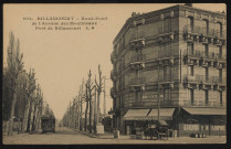 604 - Billancourt -Rond-Point de l'Avenue des Moulineaux, Pont de Billancourt, Boulogne-Billancourt . avenue Pierre Grenier . - perspectiveVue de l'avenue Pierre Grenier depuis la place du pont de Billancourt.Au premier plan, à gauche, un tramway. A droite, le "café-vins-liquerurs-épicerie Damoy"