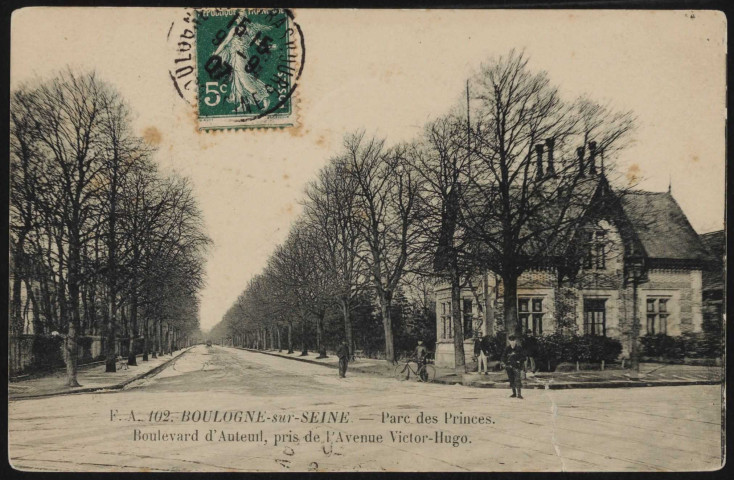 102 - Boulogne-sur-Seine - Parc des Princes - Boulevard d'Auteuil, pris de l'Avenue Victor Hugo, Boulogne-Billancourt . boulevard d'Auteuil . - perspective Quartier des Princes. A gauche, école-collège Dupanloud. A droite, une maison d'entrée du bois de Boulogne.(nota bene : actuel emplacement du stade Rolland Garros)