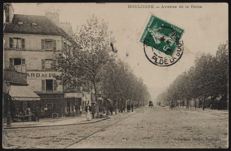 Boulogne - Avenue de la Reine, Boulogne-Billancourt . route de la Reine . - Perspective Au premier plan, à gauche, l'épicerie de cacao Chocolat Vinay puis un café qui a un billard au 1er étage.