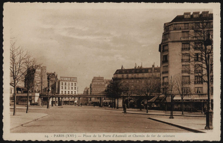 24 - Paris (XVIe) - Place de la Porte d'Auteuil et Chemin de fer de ceinture, Paris . rue d'Auteuil. - perspectiveA gauche, la gare. En face la voie de chemin de fer. A droite, Le Murat. Au second plan, au centre à la cime de l'immeuble, une publicité "Pernod Fils". sur la tranche de l'immeuble, des publicités pour "Bénédictine" et "Trablit"