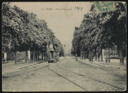 113 - Paris - Porte d'Auteuil, Paris . porte d'Auteuil . - perspectiveau centre, un tramway passe la grille. à droite, des agents de police.{carte découpée, manque une partie à gauche)