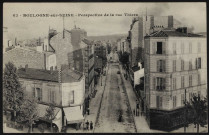 63 - Boulogne-sur-Seine - Rue Thiers, prise de l'Avenue de la Reine, Boulogne-Billancourt . route de la Reine, rue Thiers . - Vue plongeanteAu premier plan la route de la Reine. Au second plan à gauche, un café, au centre la rue Thiers, à droite une pharmacie